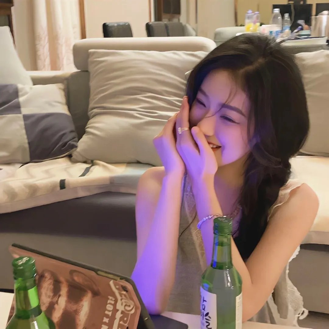 流量小生被曝片场闹不和，深夜发布会现场画面流出